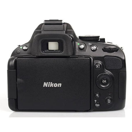 D5000 SLR - Black + Nikon AF-S Nikkor DX VR 18-55mm f/3.5-5.6 VR + AF-S Nikkor DX 55-200mm f/4-5.6G ED VR f/3.5-5.6 + f/4-5.6 