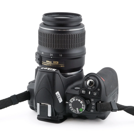 Nikon D3100 + 18-55mm f3.5-5.6 G ED II AF-S Nikkor 
